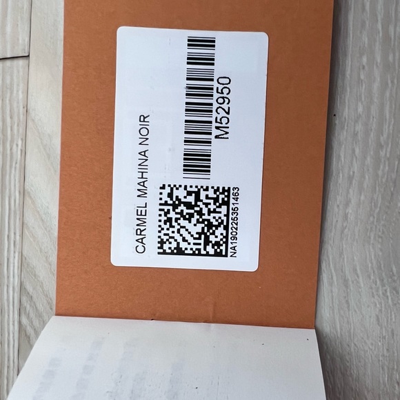 Louis Vuitton Carmel Mahina Noir - Picture 16 of 17